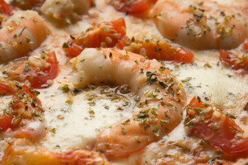 Pizza com queijo mzarella e vários sabores e condimentos, feita de massa fina, farinha