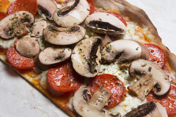 Pizza com queijo mzarella e vários sabores e condimentos, feita de massa fina, farinha