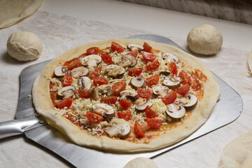 Pizza com queijo mzarella e vários sabores e condimentos, feita de massa fina, farinha