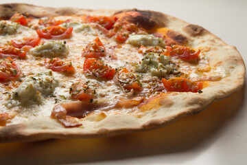 Pizza com queijo mzarella e vários sabores e condimentos, feita de massa fina, farinha
