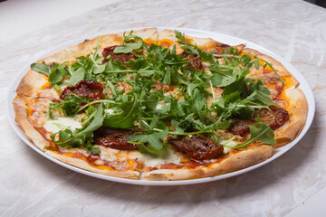 Pizza com queijo mzarella e vários sabores e condimentos, feita de massa fina, farinha
