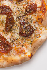 Pizza com queijo mzarella e vários sabores e condimentos, feita de massa fina, farinha