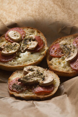 bruechetta, Tosta com queijo mozarela e vários sabores e condimentos, feita de massa fina, farinha