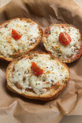 bruechetta, Tosta com queijo mozarela e vários sabores e condimentos, feita de massa fina, farinha