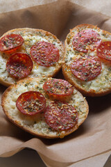 bruechetta, Tosta com queijo mozarela e vários sabores e condimentos, feita de massa fina, farinha