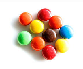 丸いタブレット型のカラフルなチョコレートのお菓子　白背景の切り抜き