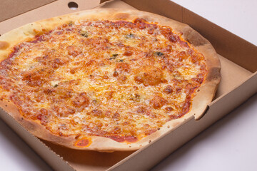 Pizza na caixa de papelão com queijo mozarela e vários sabores e condimentos, feita de massa fina, farinha