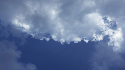 Obraz premium White clouds scattered in the blue sky