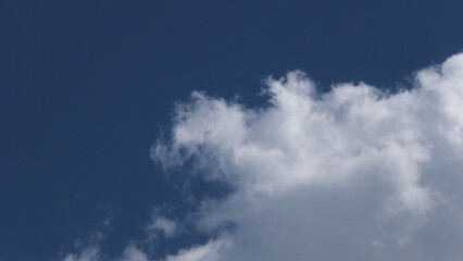 Obraz premium White clouds scattered in the blue sky