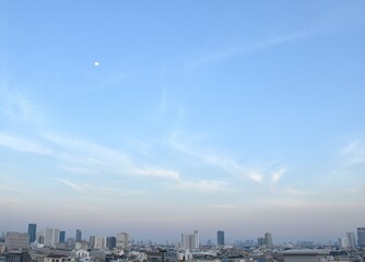 Obraz premium moon over building cityscape on river in sunset at Thailand