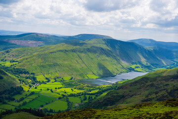 Obraz premium Spectacular View from the Pony Path of Penygader (Cadair Idris) Overlooking Llyn Mwyngil and Tal-y-Llyn in the Verdant Welsh Countryside