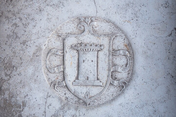 Lo stemma araldico di una famiglia nobile veneziana che rappresenta una torre, inciso nel marmo di una lapide nel chiostro della chiesa di San Francesco della Vigna a Venezia
