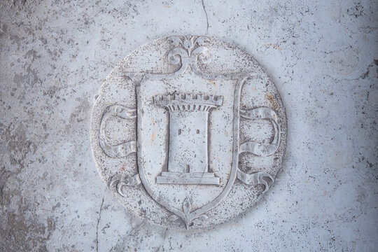 Lo stemma araldico di una famiglia nobile veneziana che rappresenta una torre, inciso nel marmo di una lapide nel chiostro della chiesa di San Francesco della Vigna a Venezia