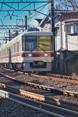 青空にはえる千葉県のローカル線（ローカル電車）新京成（新京成電鉄）　コピースペースあり