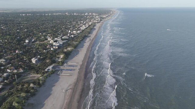 Vista A&eacute;rea Ciudad Costera desde Drone