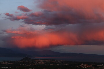 veduta sul lago di garda all'alba