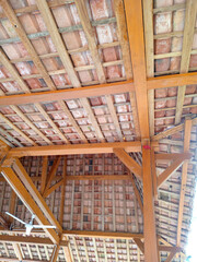 Obraz premium The roof frame of a building is made of solid wood, with clay tiles, with aesthetic shape