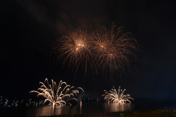 Spettacolo pirotecnico colorato nel Porto di Numana nelle Marche 