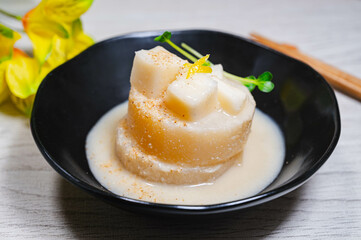 大根の白みそ煮込み　餅添え