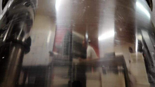 Vue cr&eacute;ative du p&eacute;trin et du reflet du boulanger en action 