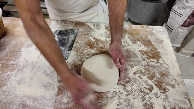 fa&ccedil;onnage en boule de la pate &agrave; pain par le boulanger 