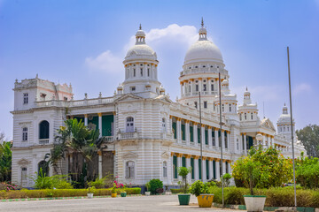 Obraz premium Lalitha Mahal Palace Hotel, is the second largest palace in the southern Indian city of Mysore, Karnataka, after the Mysore Palace. It is located near the Chamundi Hills, east of the city.