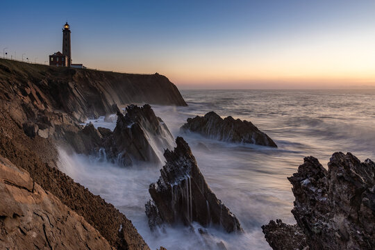 Der Leuchtturm Farol Penedo da Saudade bei S&atilde;o Pedro de Moel an der Atlantik&uuml;ste von Portugal bei Sonnenuntergang 