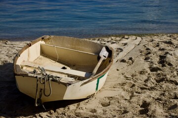 Obraz premium Vintage wood rowboat on the beach