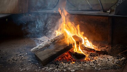 불로 인해 녹아내리는 금속과 타고 있는 나무 조각들