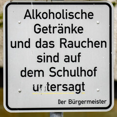 A sign with the words "Alcoholholische Getranken und der Rauchken sind im Schulh