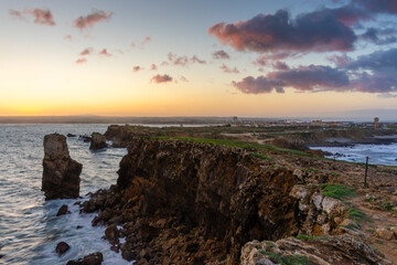 Naklejka premium Felsen an der Ilhéu da Papôa an der Halbinsel Peniche in Portugal bei Sonnenaufgang 