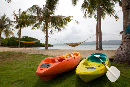 Isla filipina con hamacas, canoas y palmeras