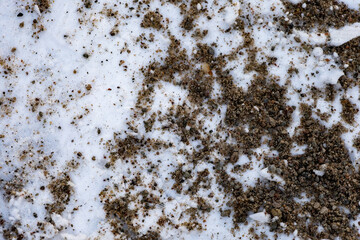 anti-ice friction reagents (sand, granite marble chips) on snow