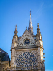 Fronton et flèche de la Sainte Chapelle à Paris sur l'île de la Cité