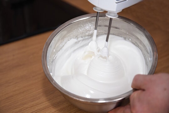 Person beim Zubereiten von Eischnee - Baiser