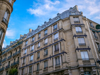 Obraz premium Façade d'un immeuble parisien typique