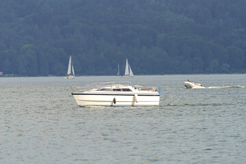 Obraz premium Yachts and boats at anchor and on the water.