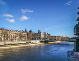 Vu de la Conciergerie depuis le pont Notre-Dame sur la Seine à Paris