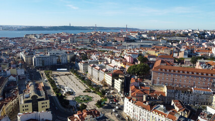 Fototapeta premium lisboa vista de drone, portugal, rio tejo, casas