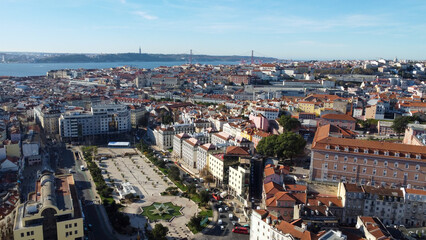 Fototapeta premium lisboa vista de drone, portugal, rio tejo, casas