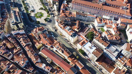 Fototapeta premium lisboa vista de drone, portugal, rio tejo, casas
