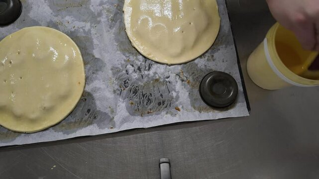 Timelapse de la scarification de la p&acirc;te feuillet&eacute;e avant la cuisson, pour les dessins de la galette des rois &agrave; la frangipane. plan r&eacute;alis&eacute; en boulangerie, dessins en forme de rosaces 