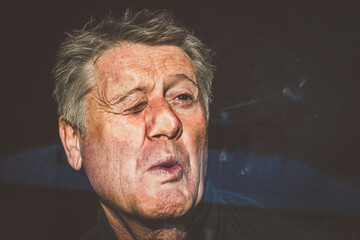 Mann klebt an der Scheibe