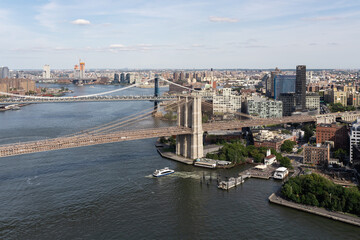Obraz premium Aerial view of Brooklyn Bridge and Manhattan skyline on a sunny summer day.