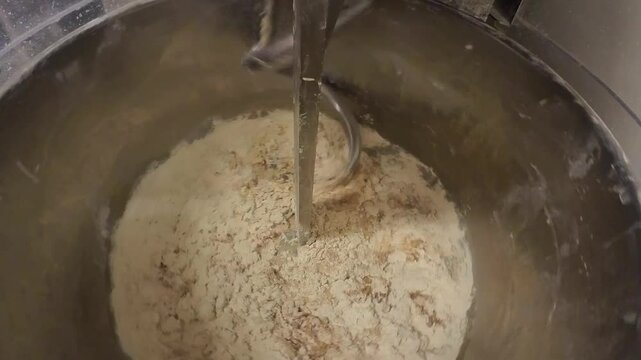 P&eacute;trissage de la farine en boulangerie | cam&eacute;ra embarqu&eacute;e dans la machine en cours de fonctionnement 