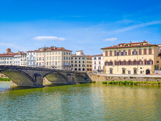 Obraz premium Ponte alla Carraia bridge and the historic old town houses over River Arno in Florence, Italy