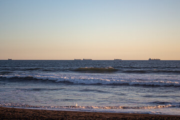Los barcos están cerca del puerto