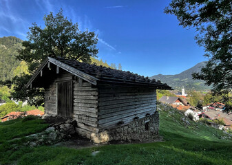 Obraz premium Alte Scheune im Inntal bei Oberaudorf, Bayern, Deutschland