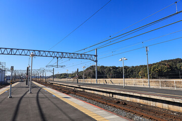 京成電鉄　宗吾参道駅のホームと線路の風景