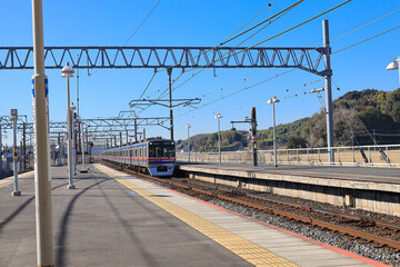 Naklejka premium 京成電鉄 宗吾参道駅のホームと線路の風景